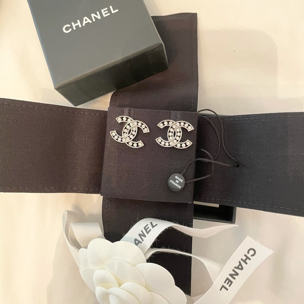 Bnib 21b Chanel crystal stud earrings 🤩